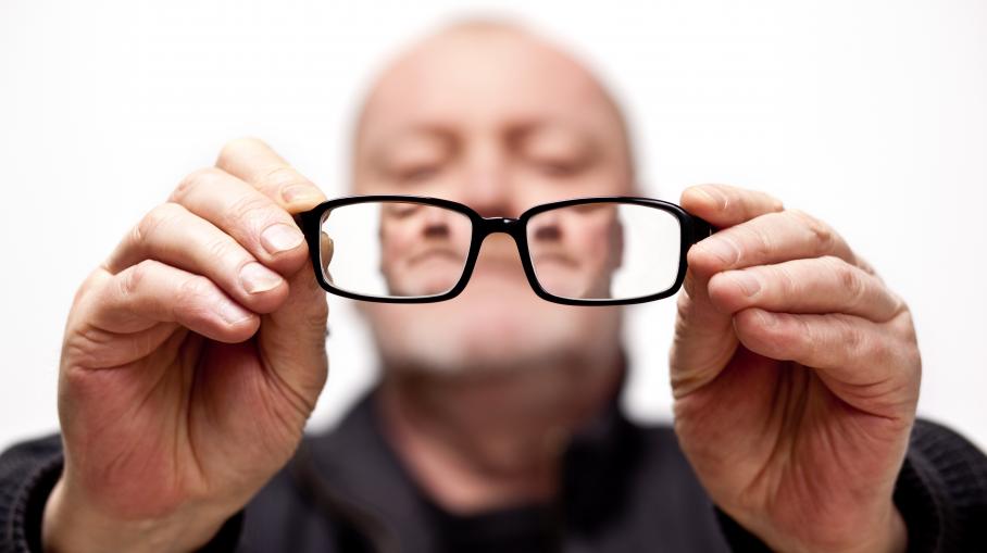 Как восстановить возрастное ухудшение зрения. Возрастное изменение зрения – неизбежность, которую можно отсрочить. Летающие мушки в глазу